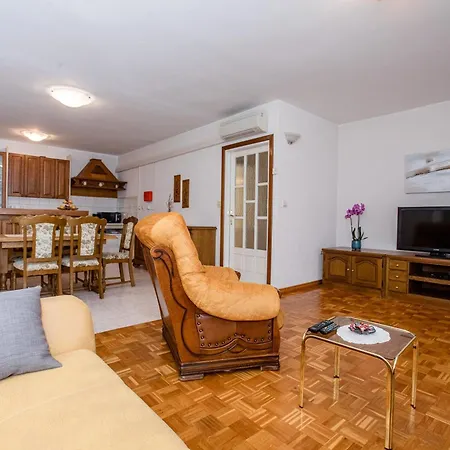 Dionis Aparthotel Rab Town