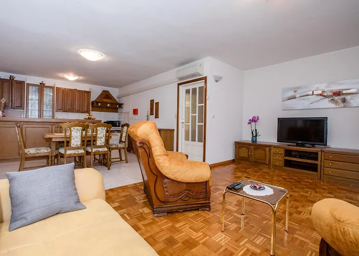 Dionis Aparthotel Rab Town